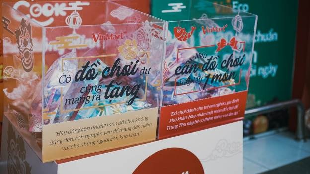 Trung thu nghe kể truyện cổ tích giữa đời thực về chiếc thùng đồ chơi Cho – Nhận - 1 Chiếc thùng “Có đồ chơi dư cùng mang ra tặng. Nếu cần đồ chơi hãy lấy một món” thu hút sự chú ý của người đi đường