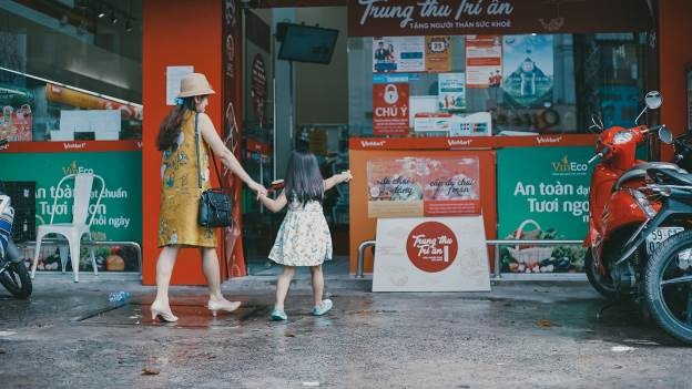 Trung thu nghe kể truyện cổ tích giữa đời thực về chiếc thùng đồ chơi Cho – Nhận - 2 Cả hai mẹ con chị Thanh Hà hào hứng tặng lạị chiếc đèn trung thu lắp pin năm ngoái của bé Ngọc Anh