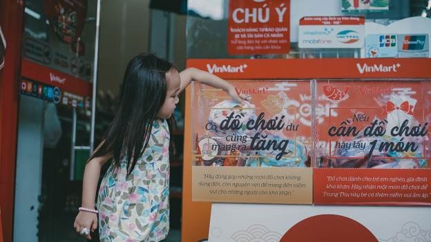 Trung thu nghe kể truyện cổ tích giữa đời thực về chiếc thùng đồ chơi Cho – Nhận - 3 Khi biết là món quà của mình sẽ được các bạn nhỏ kém may mắn hơn mình ghé lấy, cô bé cũng sẵn lòng để dành cả những đồ chơi còn mới toanh của mình.