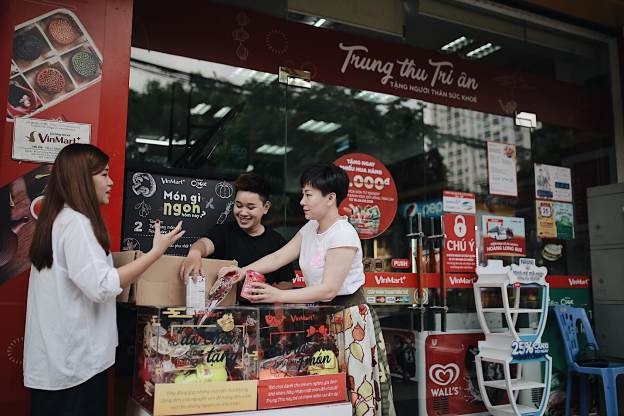 Trung thu nghe kể truyện cổ tích giữa đời thực về chiếc thùng đồ chơi Cho – Nhận - 4 Không chỉ đồ chơi cũ, nhiều người còn mua cả bánh kẹo hay đồ chơi mới dành tặng cho các bé nhân mùa trung thu
