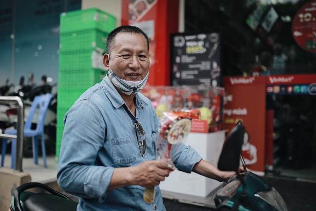 Trung thu nghe kể truyện cổ tích giữa đời thực về chiếc thùng đồ chơi Cho – Nhận - 6 Nhìn thấy chiếc thùng “Cho – Nhận” mấy ngày nay, chú xe ôm mới bớt ngại ngùng ghé qua nhận 1 chiếc trống cơm về làm quà dỗ cháu.