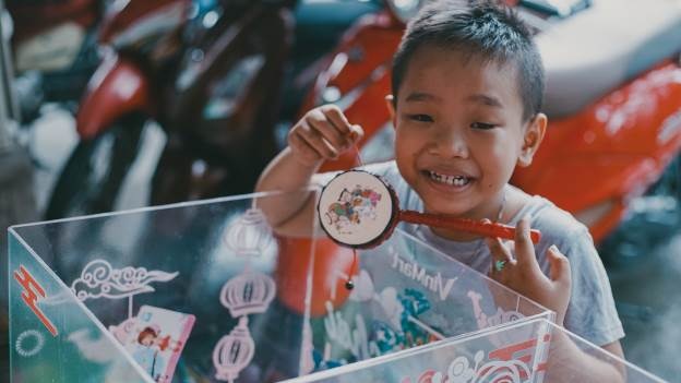 Trung thu nghe kể truyện cổ tích giữa đời thực về chiếc thùng đồ chơi Cho – Nhận - 7 Ấm lòng với nụ cười của cậu bé khi nhận được chiếc trống quân gõ leng kenh khắp xóm.