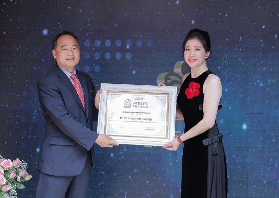 BT Việt Nam ra mắt sản phẩm bảo vệ sức khỏe nhập khẩu từ Hàn Quốc - 1 Ông Kang Ju Il - Giám đốc công ty sâm Hàn Quốc Jin Hung trao bằng chứng nhận phân phối độc quyền sản phẩm Bổ gan Guganbo cho công ty BT Việt Nam.