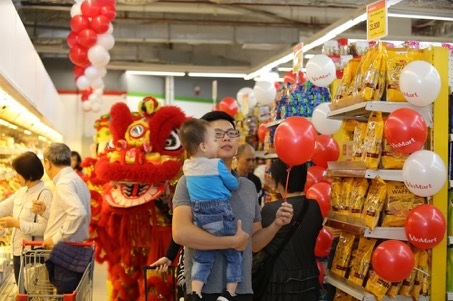 Tận mục sự “lột xác” thần tốc của hệ thống siêu thị Fivimart thành VinMart - 6 Đông đảo khách hàng hào hứng tới mua sắm tại VinMart mới trong ngày khai trương