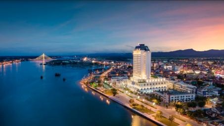 Say đắm thưởng ngoạn “lâu đài ánh sáng” chốn thiên đường hang động - 1 Với 21 tầng cao Vinpearl Hotel Quảng Bình sở hữu tầm nhìn “triệu đô” và dịch vụ tiêu chuẩn 5 sao quốc tế, xứng đáng trở thành niềm kiêu hãnh hiện đại với cộng đồng du khách quốc tế.