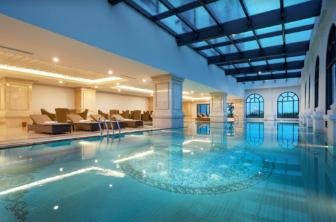 Say đắm thưởng ngoạn “lâu đài ánh sáng” chốn thiên đường hang động - 6 Bể bơi bốn mùa hiện đại là không gian thư giãn lý tưởng của Vinpearl Hotel Quảng Bình
