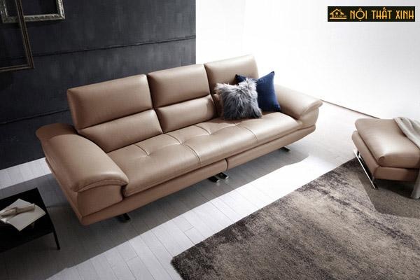 Loạt ảnh ghế sofa cho phòng khách chung cư nhỏ xinh cực đẹp - 3 Sofa da sang trọng với kiểu dáng nhỏ nhắn, chi tiết tay thoải mềm mại tạo điểm nhấn cùng chân ghế cao, kết hợp đôn to là lựa chọn hoàn hảo tận dụng góc tường trong phòng khách.