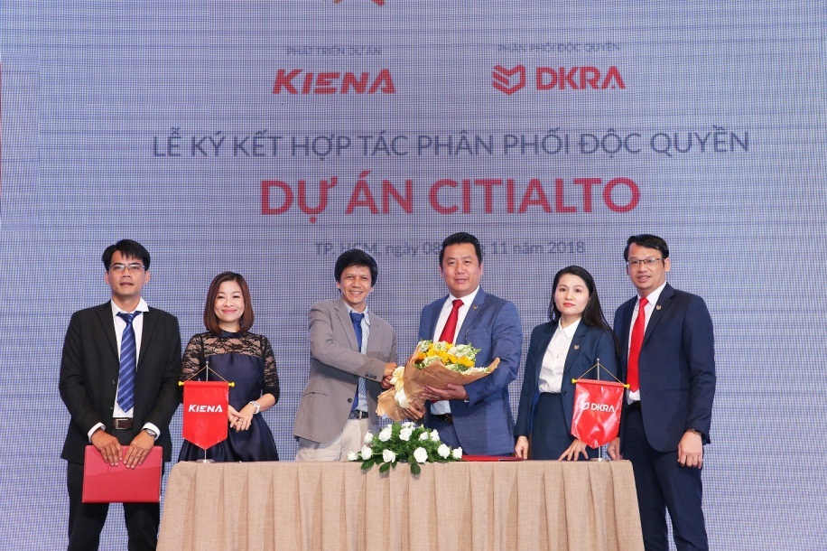 DKRA Việt Nam phân phối độc quyền dự án CitiAlto - 2 Ông Nguyễn Ngọc Huy – Phó Tổng Giám đốc Phát triển & Quản lý dự án Công ty Cổ phần Kiến Á (thứ ba từ trái sang) và ông Phạm Lâm - Tổng Giám đốc Công ty Cổ phần DKRA Việt Nam (thứ ba từ phải sang) thực hiện nghi thức ký kết phân phối độc quyền dự án CitiAlto.