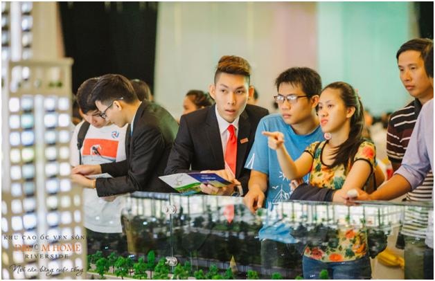 Sức hút từ căn hộ vừa túi tiền sở hữu tiện ích cao cấp - 3 Các khách hàng trẻ quan tâm và tìm hiểu tiện tích cũng như thiết kế của Tháp Diamond Center