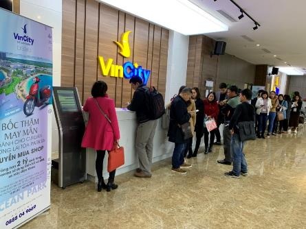 Khách lũ lượt xếp hàng mua VinCity Ocean Park - Ảnh 1.