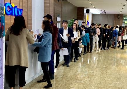 Khách lũ lượt xếp hàng mua VinCity Ocean Park - Ảnh 2.