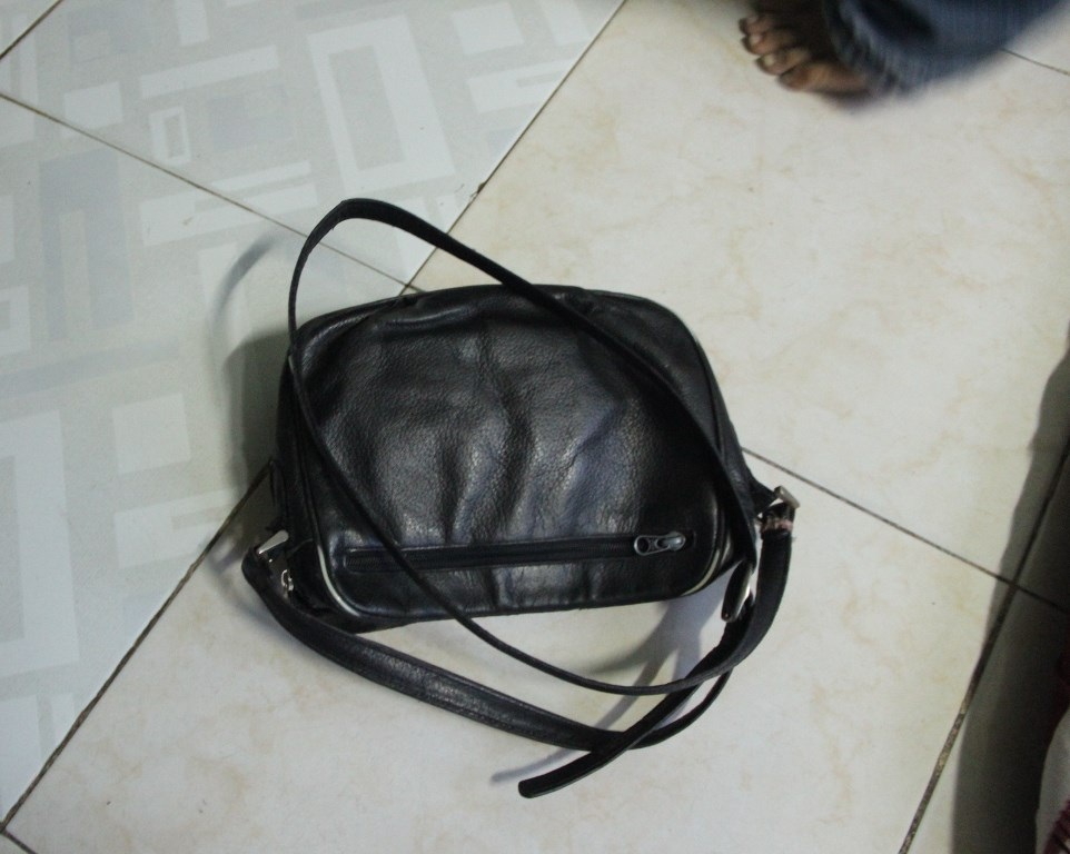 Chiếc túi cách chứa vé số là toàn bộ gia tài của chị Thanh