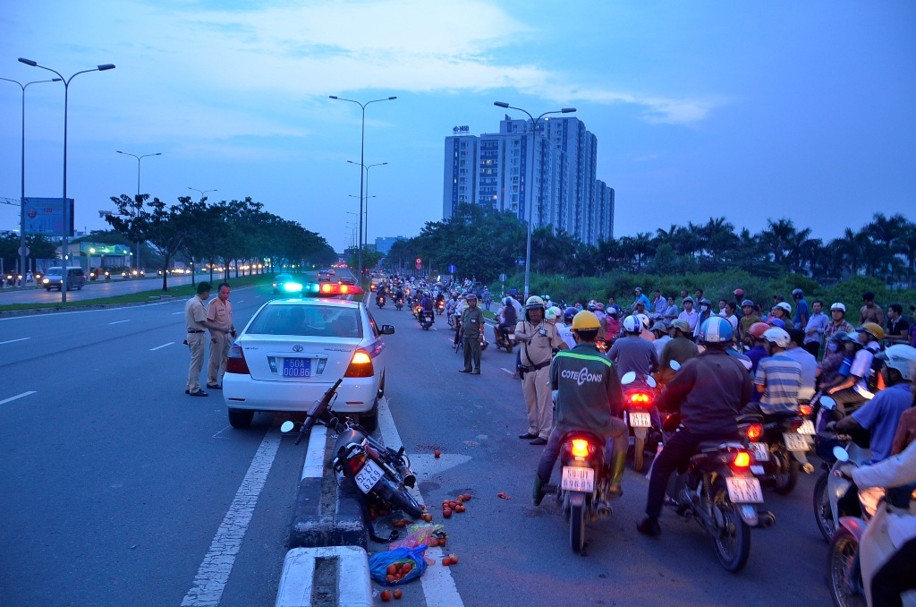 Hiện trường chiếc ô tô của cảnh sát truy đuổi xe vi phạm và bị mắc kẹt trên con lươn
