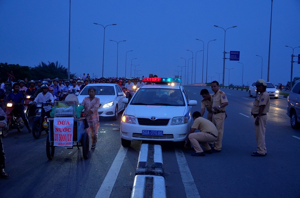 Cảnh sát giao thông đang giải cứu chiếc xe