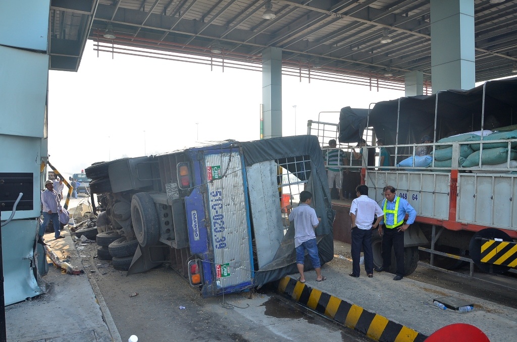 Chiếc xe tải lao lên mũi tàu và lật nghiêng tại trạm thu phí Chợ Đệm