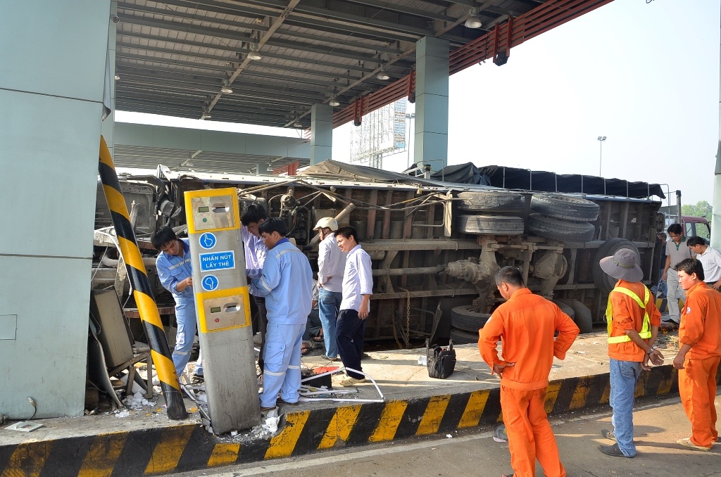 Cabin trạm thu phí bị húc bay khiến 2 nhân viên bị thương