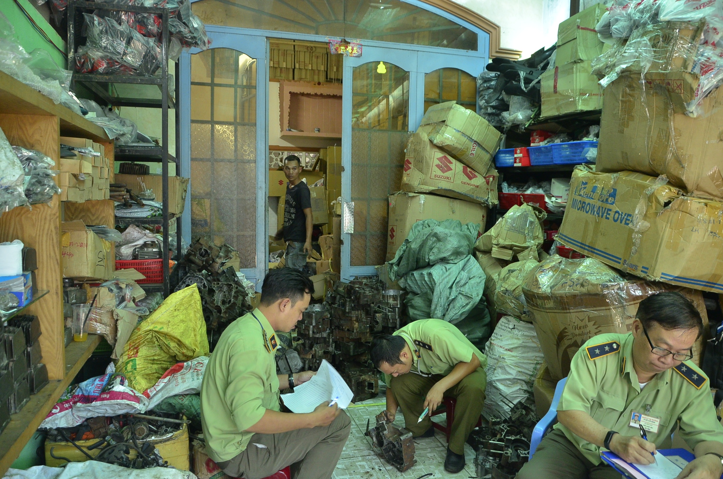 Lực lượng chức năng kiểm tra cơ sở lắp ráp xe máy