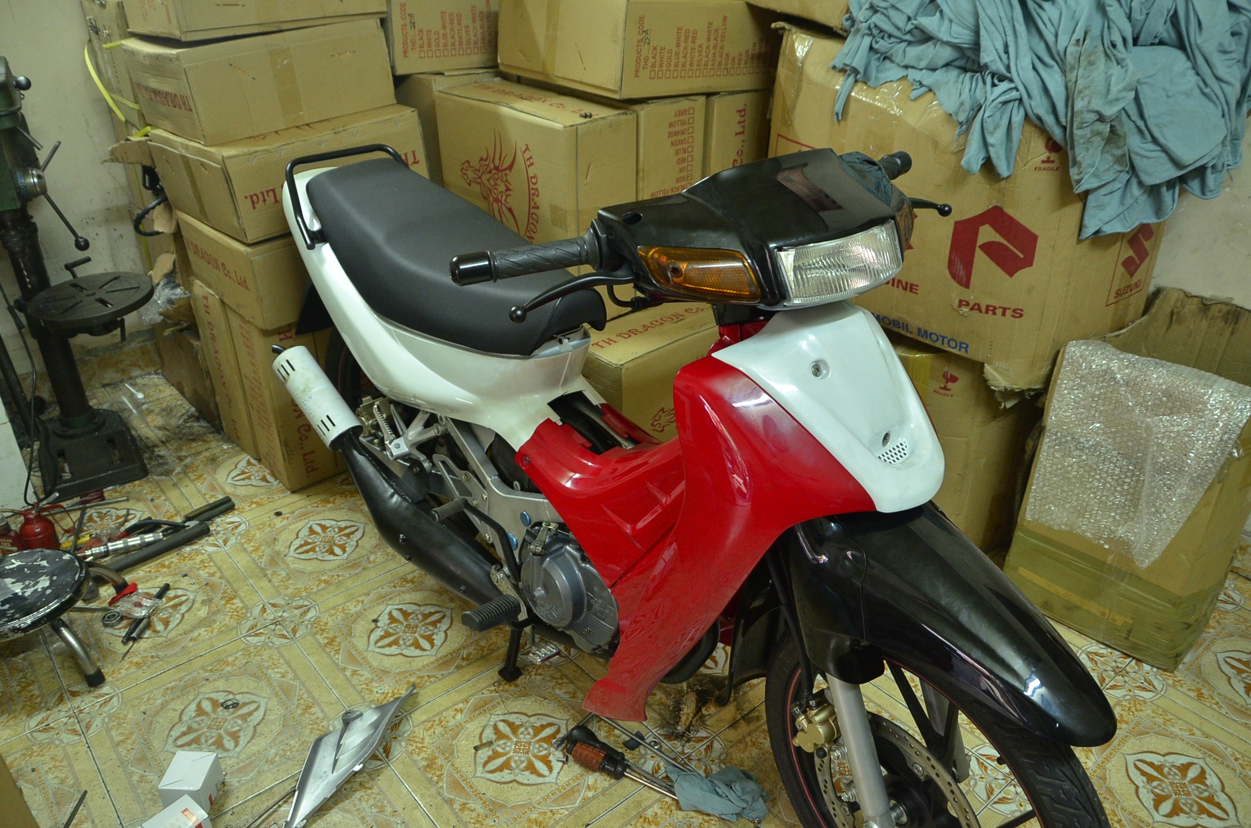 Một chiếc xe “Su xì-po” đang được lắp ráp gần hoàn thành tại cơ sở