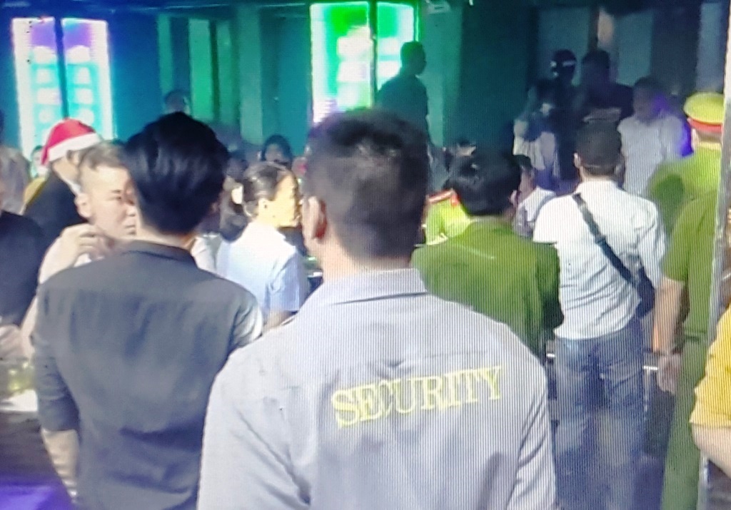 “Đột kích” 2 quán bar ở Sài Gòn, tạm giữ gần 100 người - 1 1-1482474952607