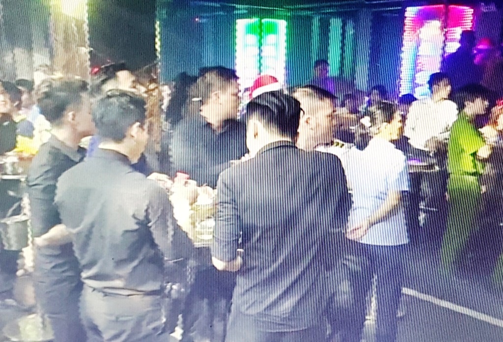 “Đột kích” 2 quán bar ở Sài Gòn, tạm giữ gần 100 người - 2 “Đột kích” 2 quán bar ở Sài Gòn, tạm giữ gần 100 người - 2