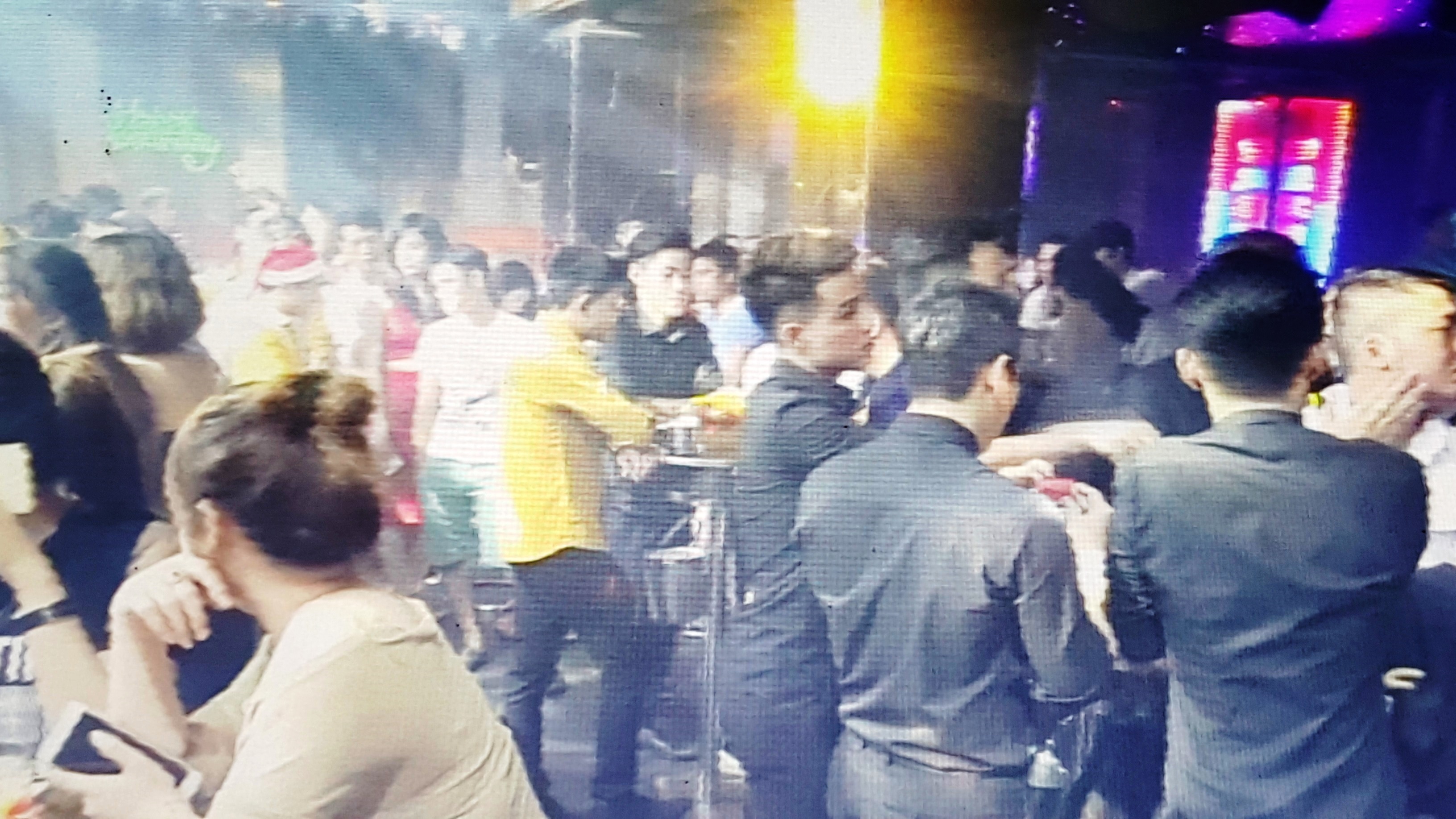 “Đột kích” 2 quán bar ở Sài Gòn, tạm giữ gần 100 người - 3 Công an kiểm tra 2 quán bar vào rạng sáng nay 23/12 và phát hiện nhiều sai phạm