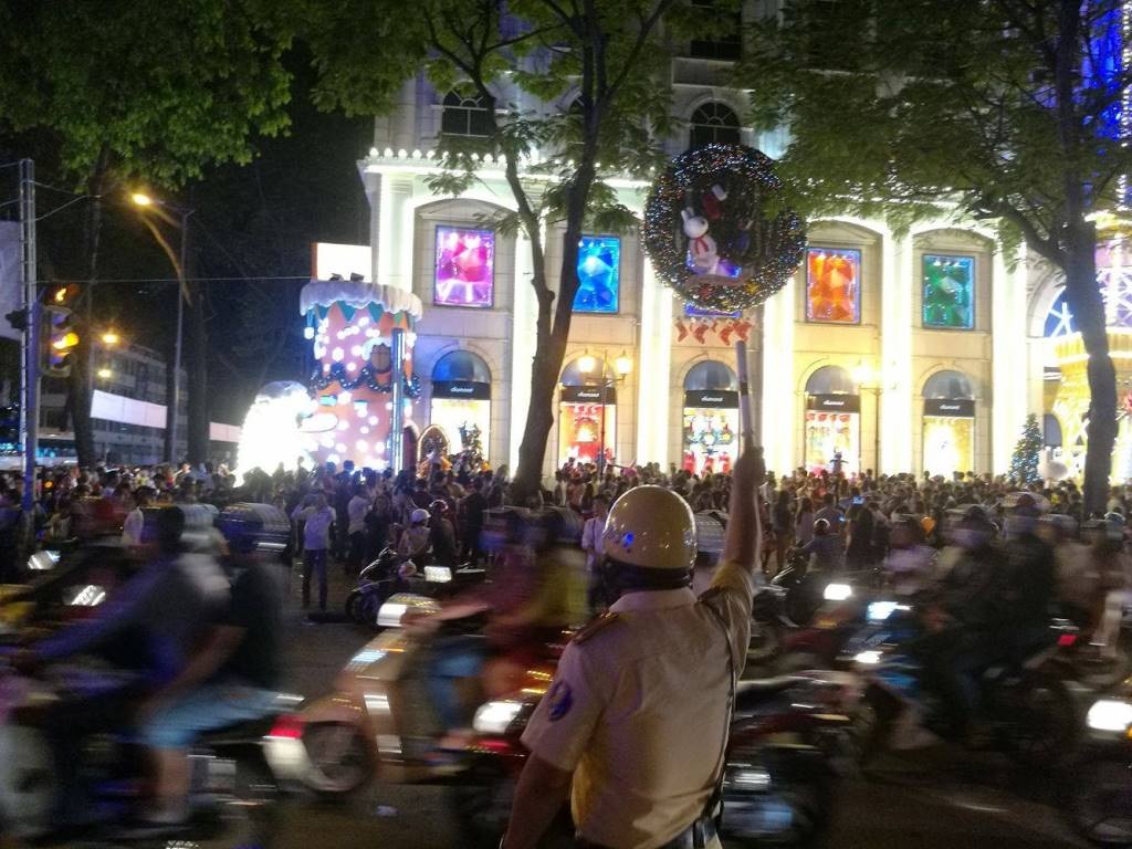 CSGT làm nhiệm vụ điều tiết giao thông trên đường Lê Duẩn