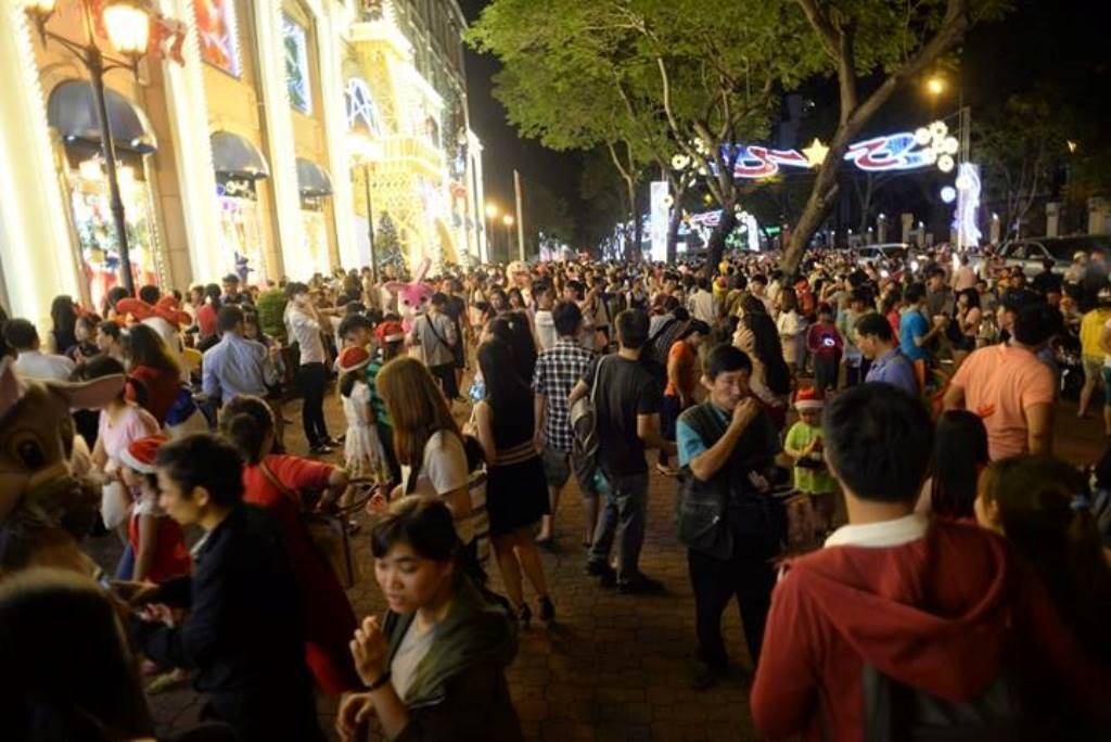 Rất đông người dân tập trung trước tòa nhà Diamond Plaza để chụp ảnh, vui chơi Noel