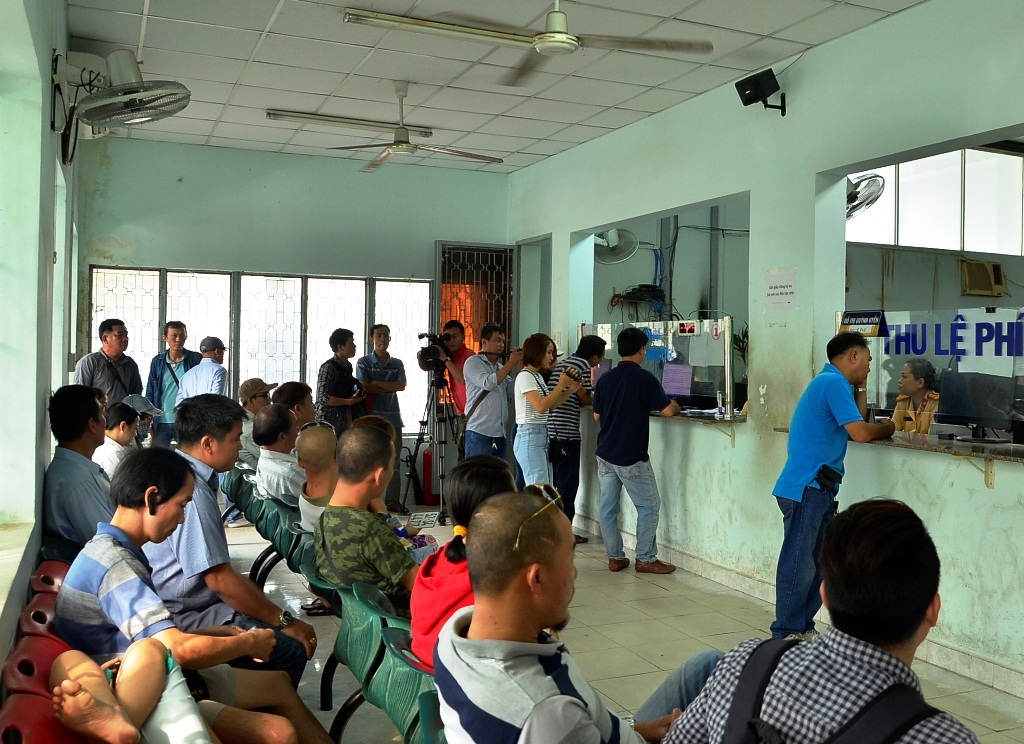 Việc đăng ký thủ tục qua mạng giúp người dân bớt cảnh phải ngồi chờ đợi như trước đây