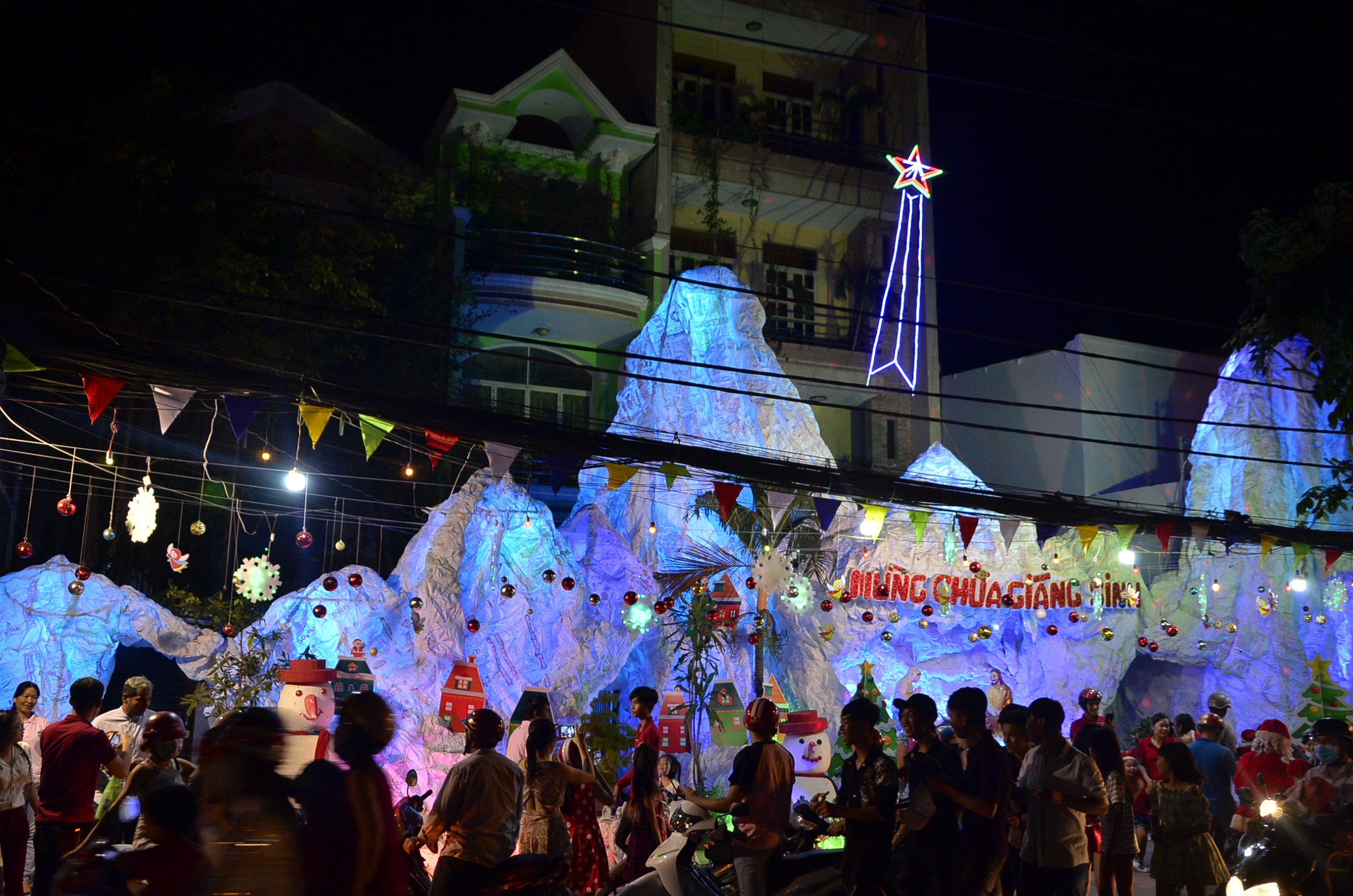 Xóm đạo quận 8 trang trí rực rỡ đón Giáng sinh