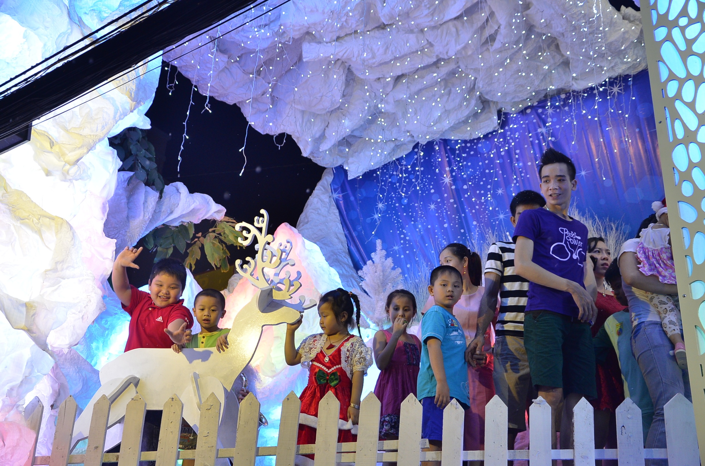 Các hang đá và mô hình tuyết trở thành nơi chụp ảnh lý tưởng cho các em nhỏ