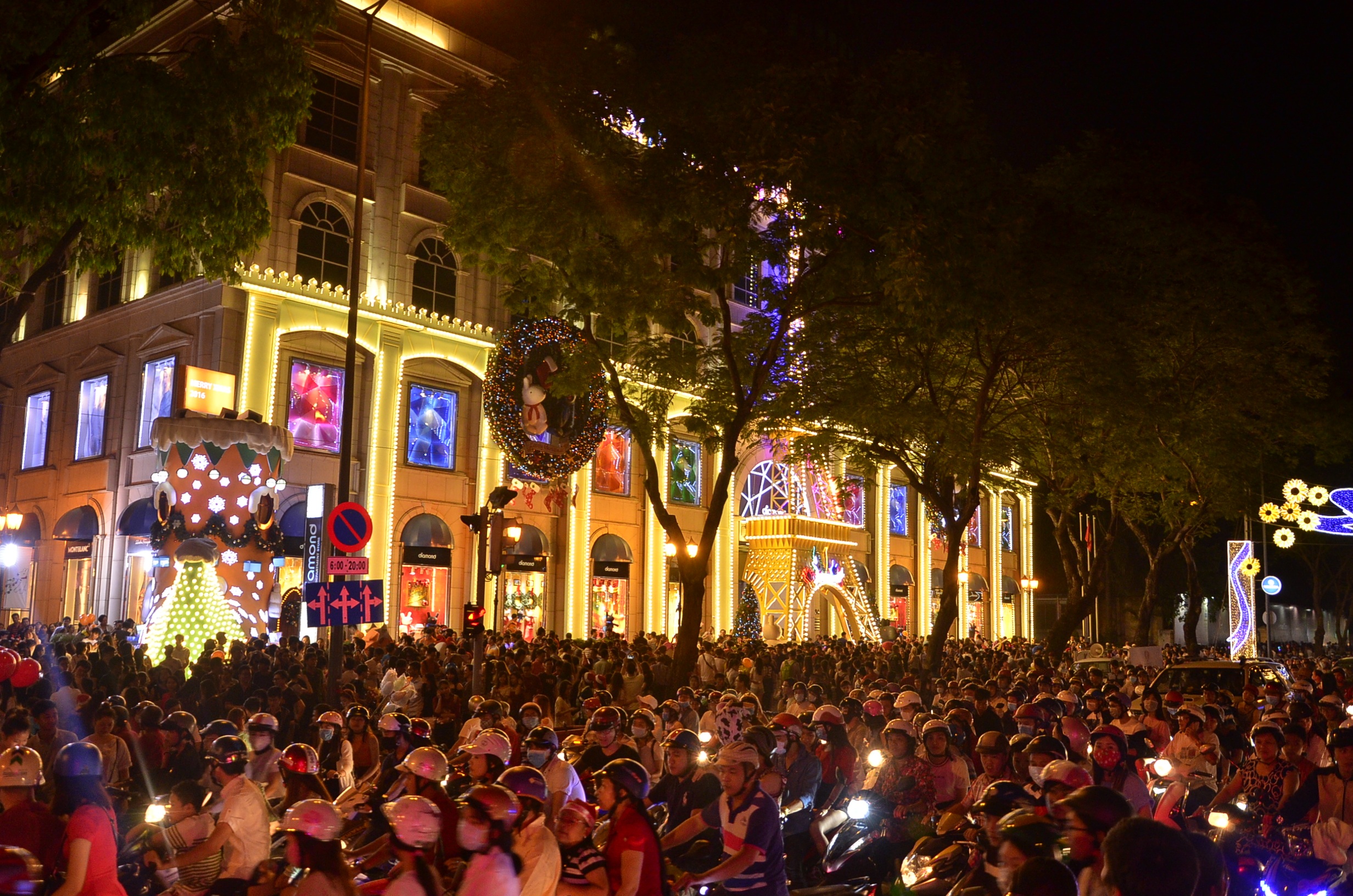 
Người dân đổ dồn về trung tâm Diamond Plaza khiến khu vực này trở nên quá tải. Giao thông khu vực này trở nên tê liệt.
