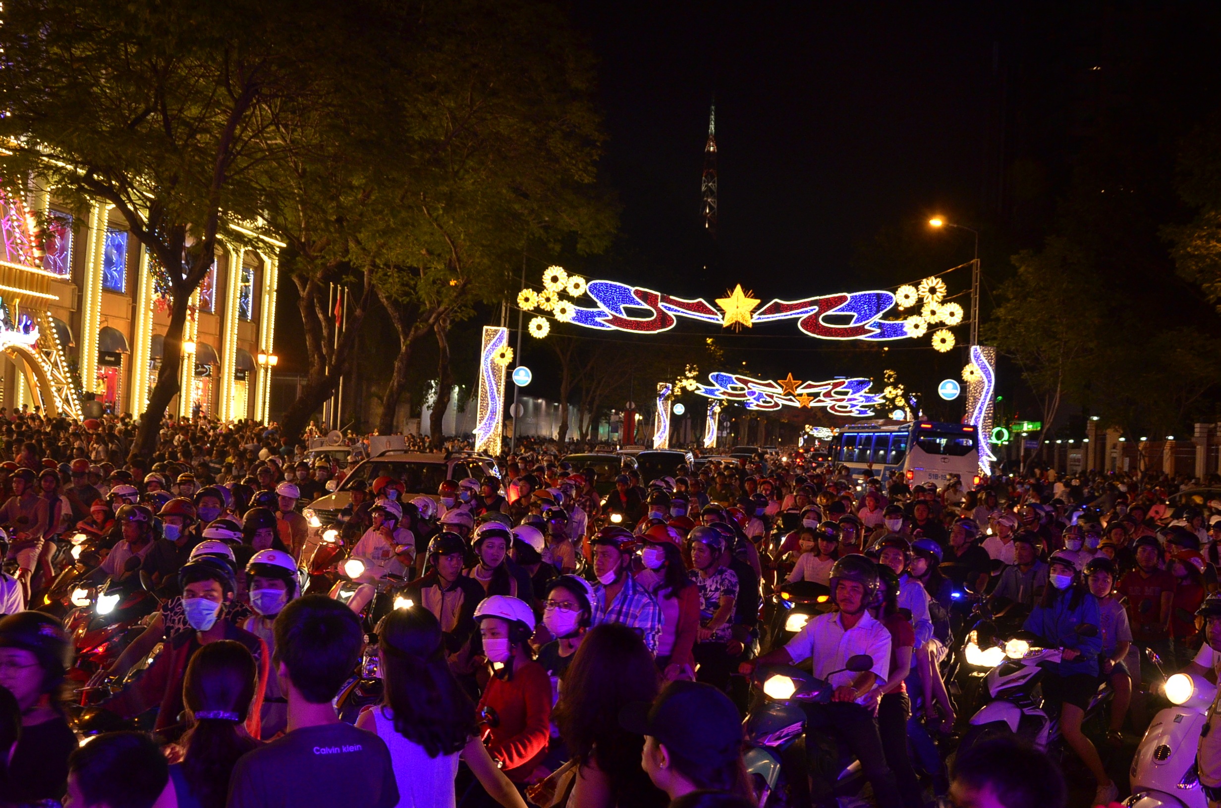 Biển người đổ về trung tâm Sài Gòn gây nên cảnh ùn ứ đêm Noel