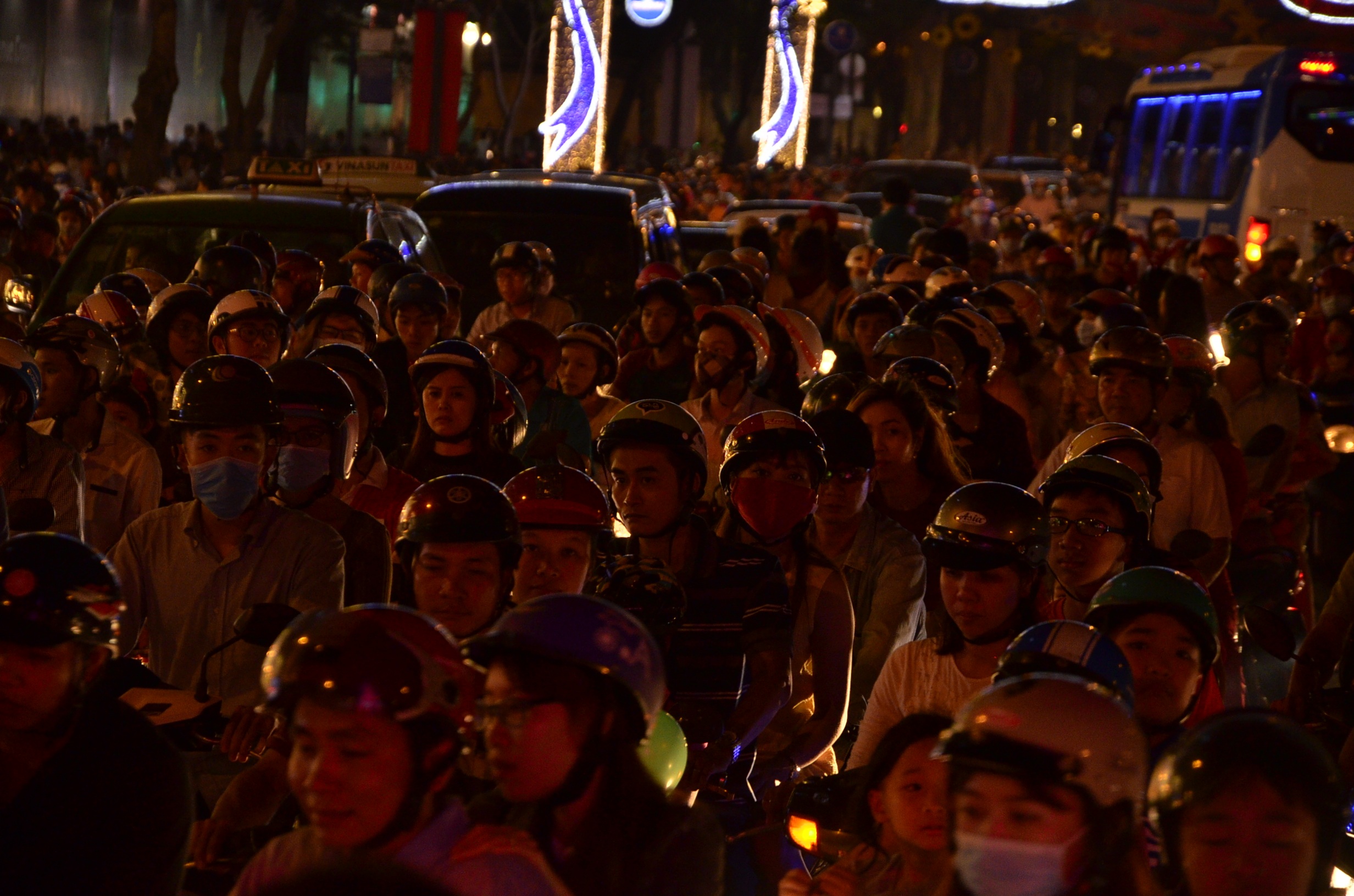 Các trục đường chính chật kín người và xe