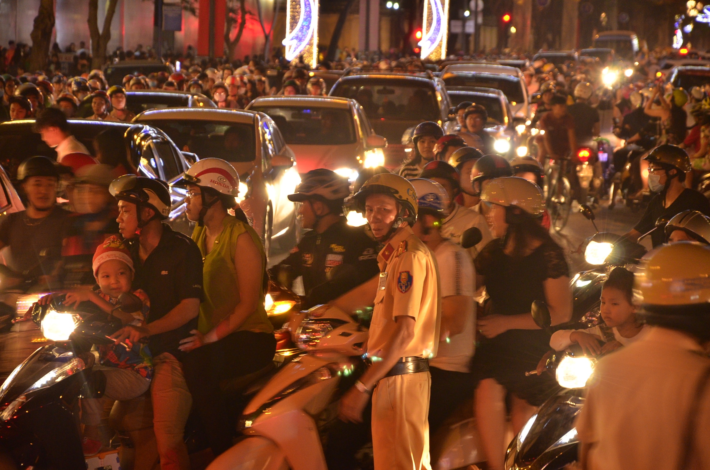 Lực lượng CSGT vất vả điều tiết giữa biển người và xe trong đêm Noel