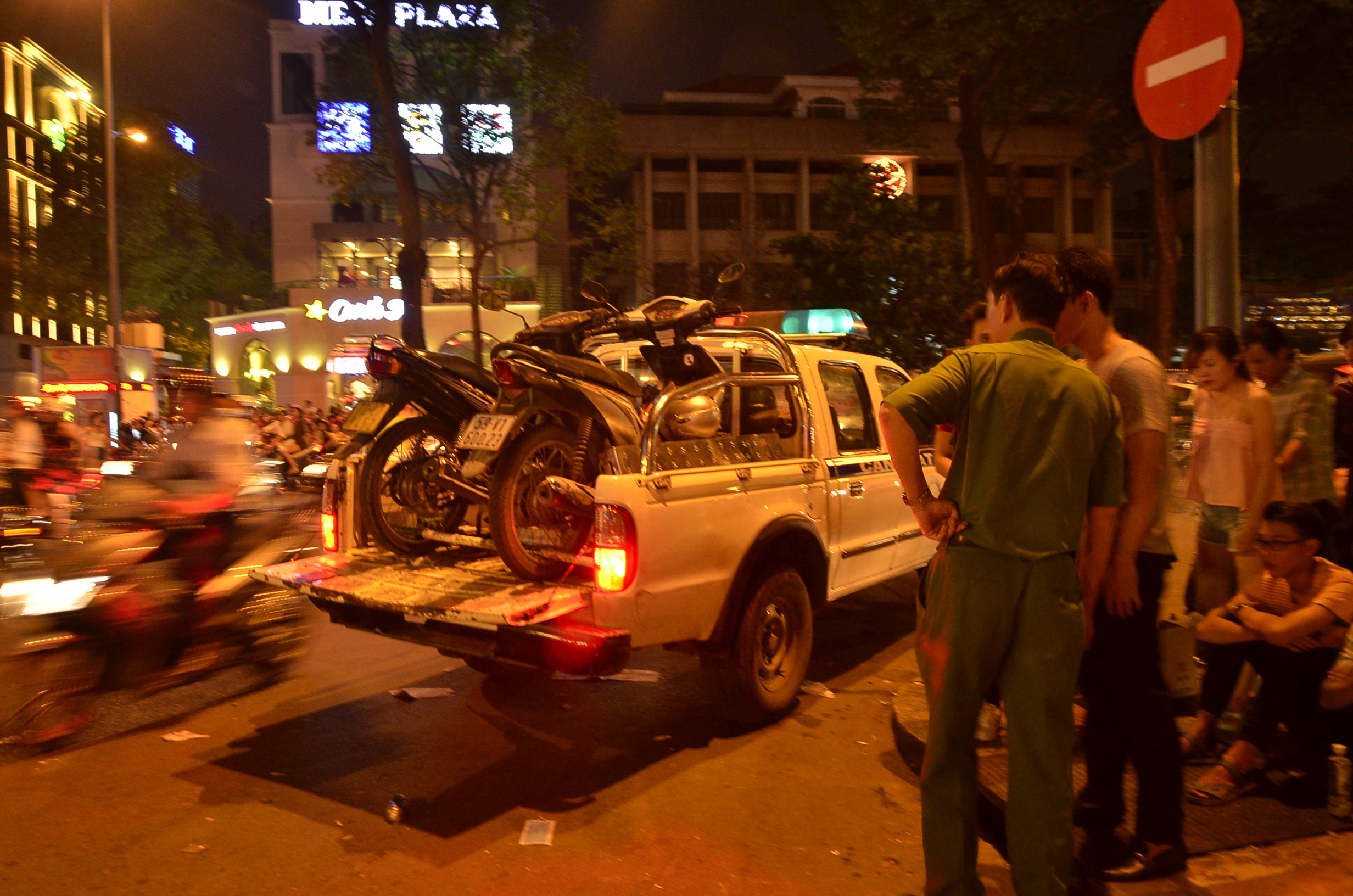 Xe của công an phường liên tục rảo quanh các tuyến đường để nhắc nhở người dân không đậu xe dưới lòng đường gây cản trở giao thông