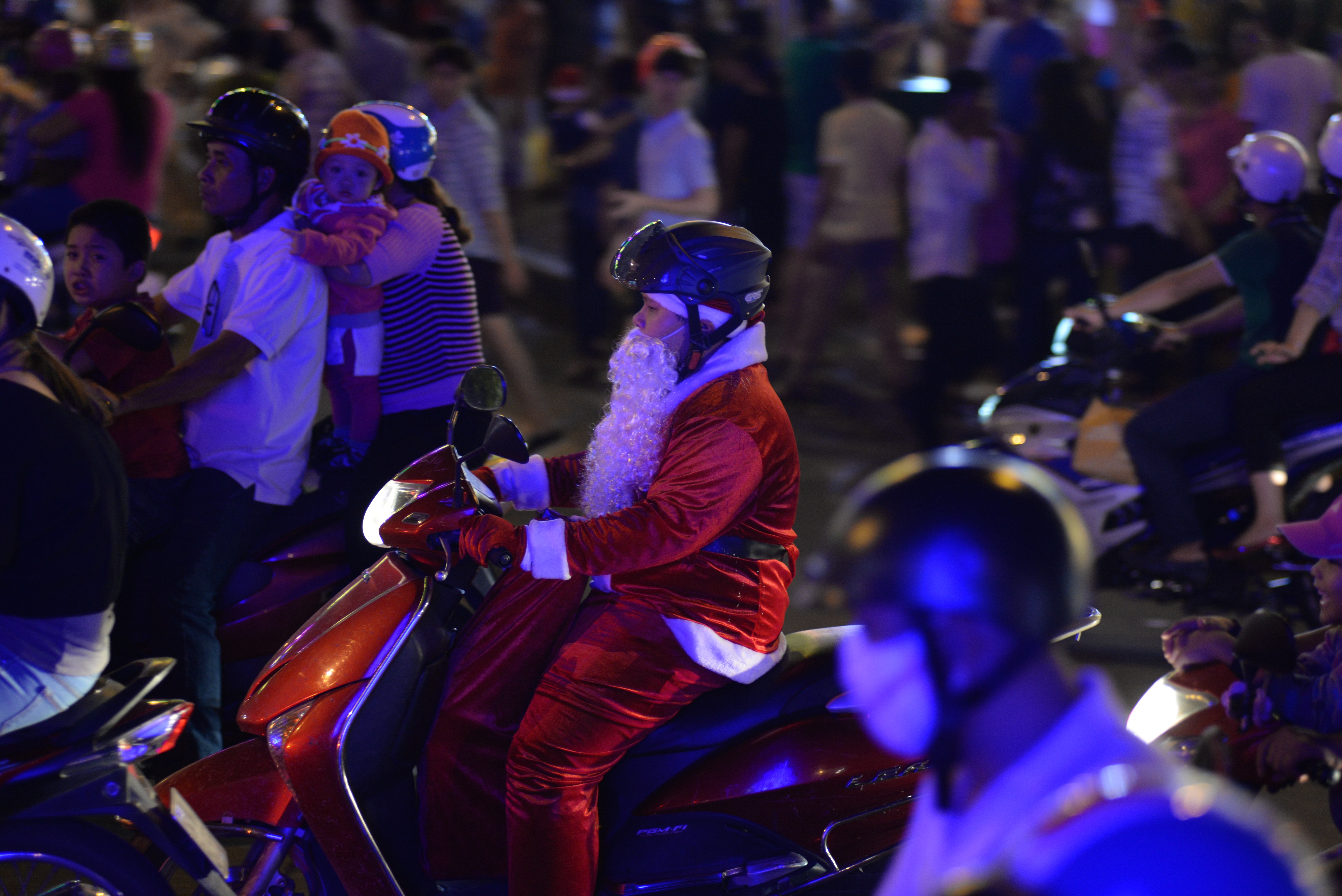 Ông già Nole vất vả đi giao quà trong đêm với cảnh kẹt xe