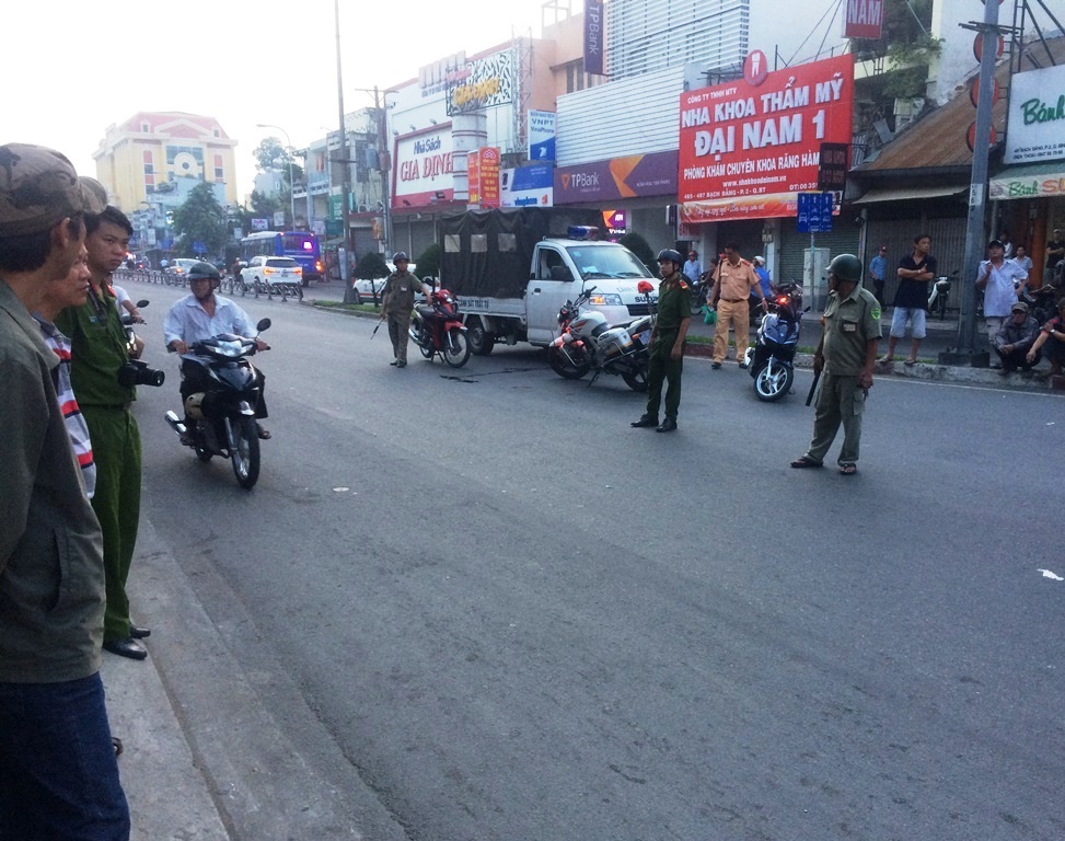 Công an có mặt khám nghiệm hiện trường, truy tìm chiếc xe gây tai nạn