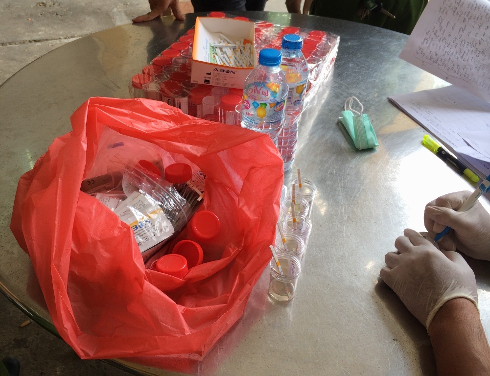 Đến chiều cùng ngày, công an vẫn đang tiến hành kiểm tra ma túy với nhóm người này