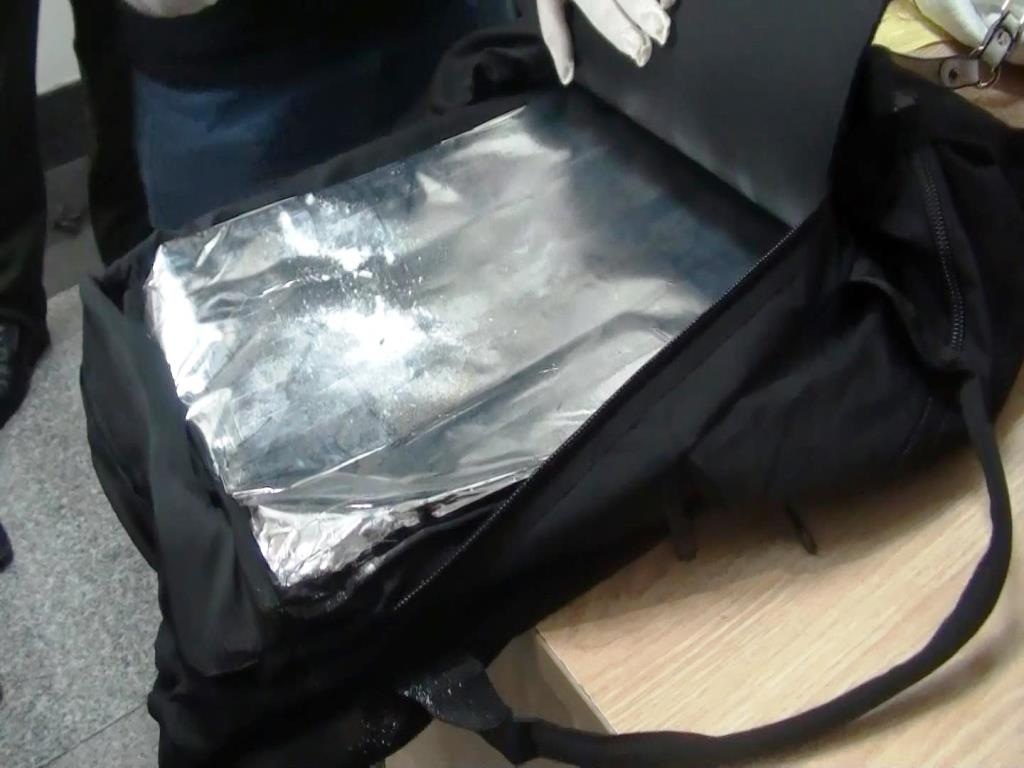 Gói giấy bạc chứa ma túy được cất giấu dưới đáy túi xách