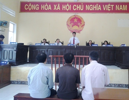 42 tháng tù cho 2 cựu điều tra viên Công an Sóc Trăng dùng nhục hình - 1 HĐXX bắt đầu vào phiên tòa tuyên án.