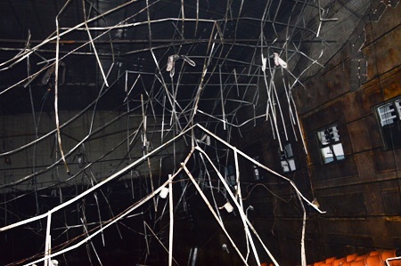 Lửa thiêu rụi hoàn toàn khu nhà biểu diễn.