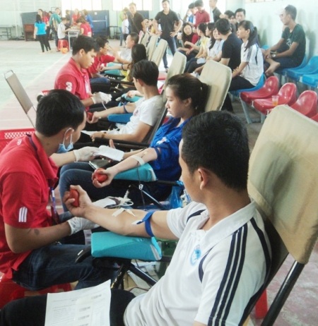 Tuổi trẻ sinh viên Bạc Liêu hăng hái hiến hàng trăm đơn vị máu - 1 Đông đảo sinh viên Bạc Liêu hăng hái hiến máu tình nguyện.