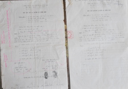 Ông Viễn cho rằng, Đơn xin chuyển nhượng QSDĐ ngày 21/6/1993 do ông Phạm Hoàng Hơn cung cấp cho tòa (bên phải) đã được cắt ghép từ văn bản phía bên trái, thể hiện rõ ở dấu “đinh kẹp” hồ sơ phía góc trên bên trái của 2 văn bản.