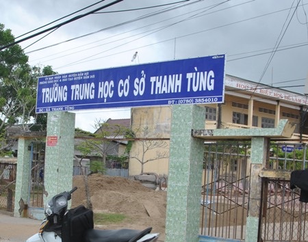 Trường THCS Thanh Tùng, nơi Hiệu trưởng bị tố mở cổng phụ để độc quyền đi lại và bán hàng.