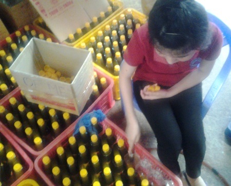 Nói đến Phú Quốc, nếu chưa được ngửi, chưa được nếm thử nước mắm thì chưa thể nói là đã đến Phú Quốc. Và đây là một điểm không thể bỏ qua khi ra đảo ngọc, bởi nước mắm Phú Quốc là một loại thực phẩm nổi tiếng gần xa. Tại nhà thùng nước mắm, du khách sẽ xem tận mắt những chiếc thùng to, những vòi chảy rỉ rả từ thùng vào chai tạo nên hương vị đặc trưng của xứ đảo. Du khách cũng sẽ được nếm thử loại nước mắm nhỉ mới ra lò, được sản xuất từ loại cá cơm đặc biệt mà khó nơi nào có được. Người ta hay nói, nước mắm nhỉ Phú Quốc chan cơm ăn cũng ngon là vậy.