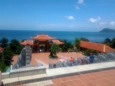 
Rời Bãi Sao, điểm đến Thiền Viện Trúc Lâm là một nơi khám phá trước khi du khách vào bữa ăn trưa. Tại khu Thiền Viện này, từ trên cao, du khách có thể ngắm nhìn cả một vùng biển rộng lớn quanh đảo Phú Quốc. Khám phá nhiều công trình như lầu chuông, gác trống, ao sen, hồ cá và nhiều bức tượng nhà Phật. Nơi đây, tại khu chánh điện, du khách cũng có thể đến thắp hương, cầu nguyện cho mình những điều tốt đẹp.
