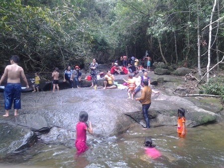 Tour du lịch hơn nửa ngày sẽ kết thúc tại Suối Tranh. Nơi đây, du khách sẽ cảm thấy thoải mái nhất sau nửa ngày vất vả với ngọc trai, nước mắm, vườn tiêu,... bởi khung cảnh ở con suối này thoáng mát, xanh tươi. Không khí tại khu vực suối rất dễ chịu với dòng nước mát, du khách có thể tắm suối thỏa thích để gột rửa cái mệt mỏi trong hành trình khám khá đảo ngọc của mình.