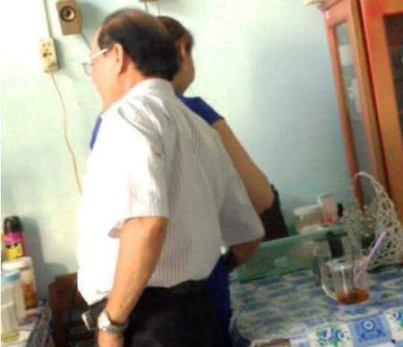 Vụ quàng tay vào đùi nữ tạp vụ: Đề nghị khiển trách Phó Giám đốc Sở VH-TT&DL - 1
Hình ảnh ông Hồ Ngọc Tấn quàng tay vào vùng nhạy cảm của nữ tạp vụ được cắt ra từ clip.