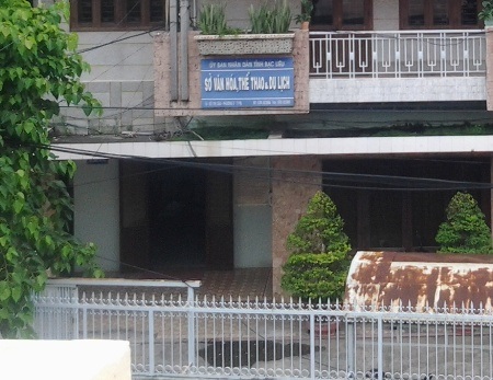 Giám đốc Sở VH-TT&DL “nhẹ tay” với sai phạm “người nhà” ? - 4 Sai phạm trong lãnh đạo, quản lý Trung tâm HL&TĐTDTT- nơi chuyên các hoạt động thể thao, nhưng ông Nguyễn Văn Hà lại được phân công làm Phó Giám đốc Sở VH-TT&DL phụ trách thể thao, thì có khác nào vừa đá bóng, vừa thổi còi.
