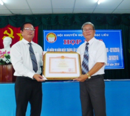 Hội Khuyến học tỉnh Bạc Liêu nhận Bằng khen của Thủ tướng Chính phủ.